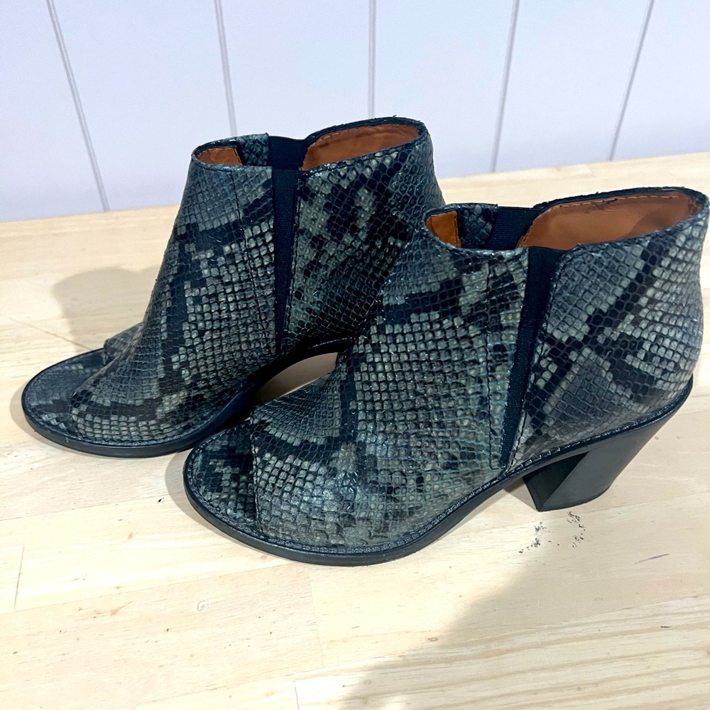 Worn once and In brand new condition!! Cute shoes with mock snakeskin fabric!
